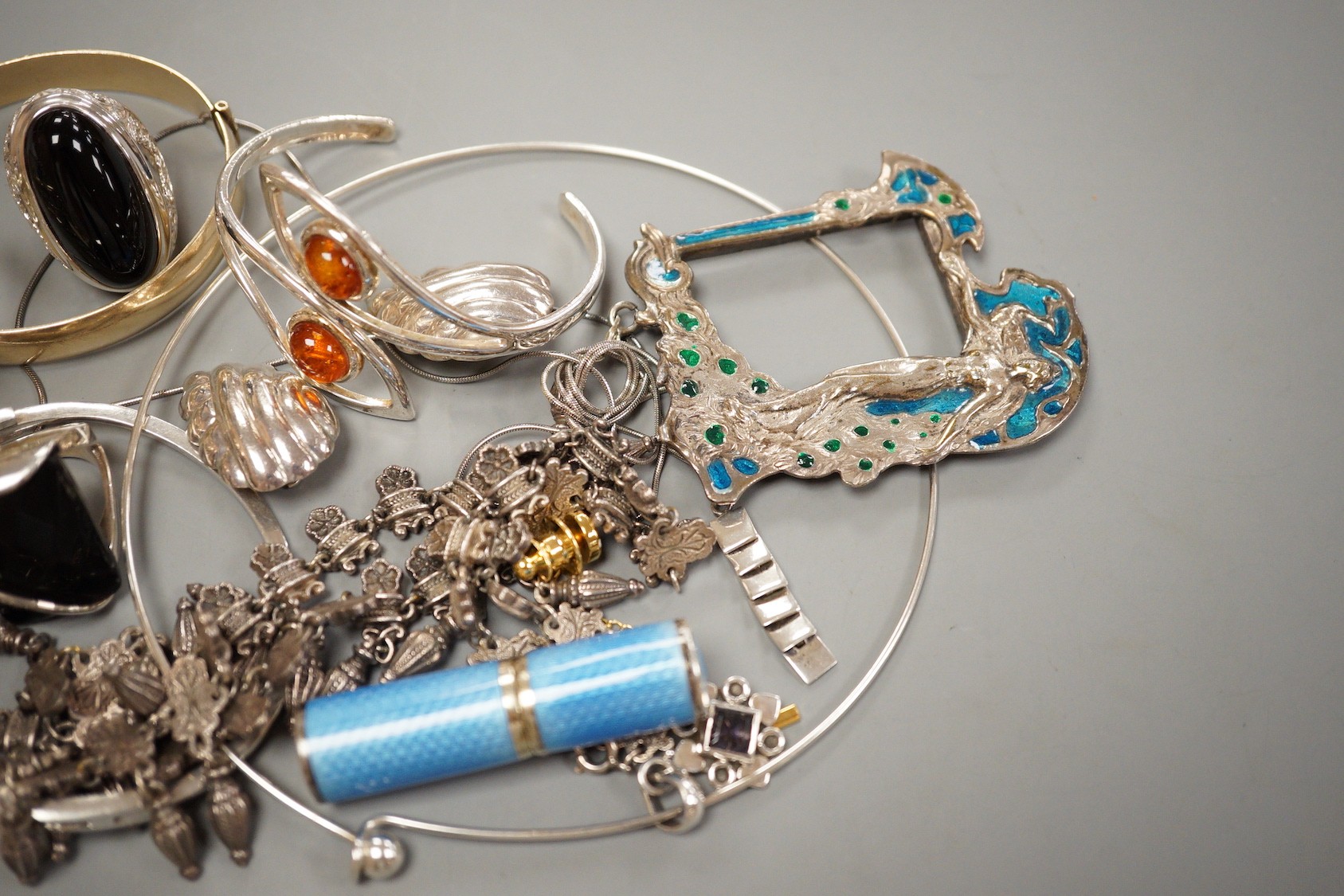 A quantity of assorted mainly costume jewellery, including white metal and lapis lazuli pendant, silver and amber hinged bangle, silver and enamelled scent flask (a.f.), necklace, cufflinks etc.